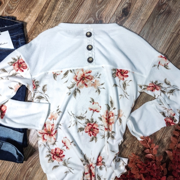 Ivory floral buttoned longsleeve - Picture 2 of 2